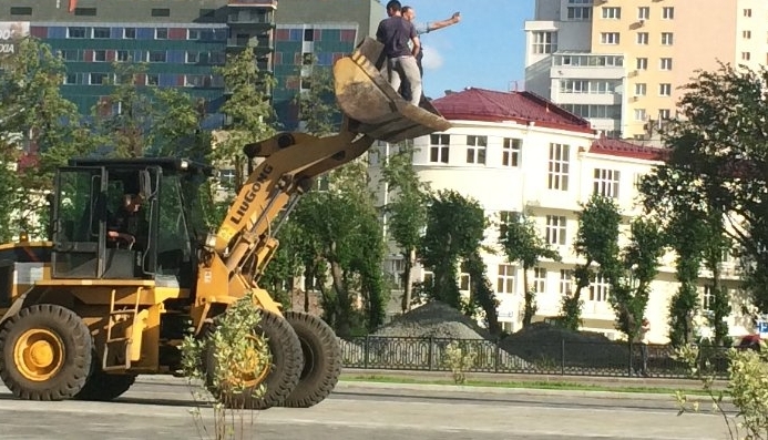 Работник, выпав из ковша трактора, получил травмы, несовместимые с жизнью